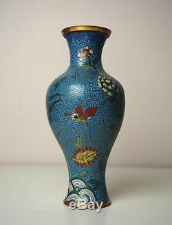 Un Vase Chinois À Fleurs Et À Papillons Cloisonné, Xviiie Siècle