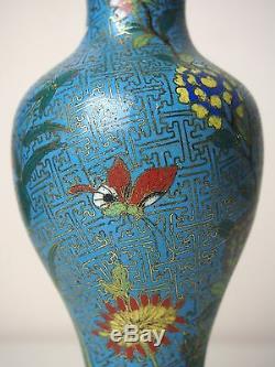 Un Vase Chinois À Fleurs Et À Papillons Cloisonné, Xviiie Siècle