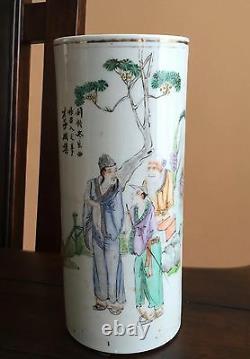 Un Vase Chinois De Chapeau En Porcelaine De Dynastie De Qing