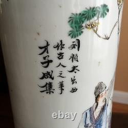 Un Vase Chinois De Chapeau En Porcelaine De Dynastie De Qing