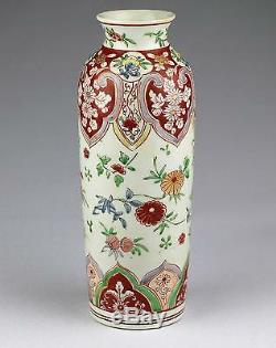 Un Vase Vertical De Rolwagen En Porcelaine De Chine Wucai D'époque Kangxi