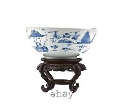 Un bol chinois en porcelaine bleue et blanche avec son support