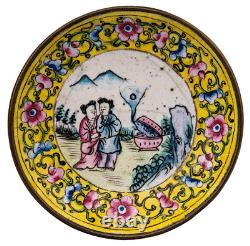 Un plat à pieds décoré en émail de Canton, style famille rose, de l'ancienne Chine