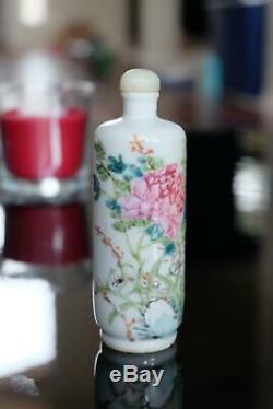 Une Bouteille De Tabac À Priser En Porcelaine De Fleurs Chinoises