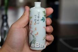 Une Bouteille De Tabac À Priser En Porcelaine De Fleurs Chinoises