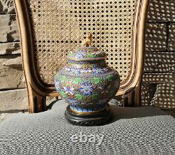 Une Cloisonne Antique Chinoise Sur Le Bocal Lidded En Bronze