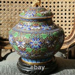 Une Cloisonne Antique Chinoise Sur Le Bocal Lidded En Bronze