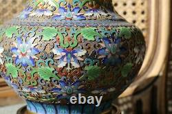 Une Cloisonne Antique Chinoise Sur Le Bocal Lidded En Bronze