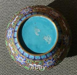 Une Cloisonne Antique Chinoise Sur Le Bocal Lidded En Bronze