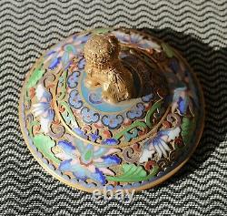 Une Cloisonne Antique Chinoise Sur Le Bocal Lidded En Bronze