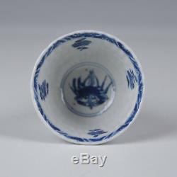 Une Coupe De Période Kangxi En Porcelaine De Chine Avec Crabes Et Poissons