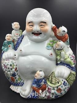 Une Grande Porcelaine Chinoise De Rose De Famille S’asseyant Des Garçons De Bouddha Vous Longsheng
