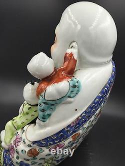 Une Grande Porcelaine Chinoise De Rose De Famille S’asseyant Des Garçons De Bouddha Vous Longsheng