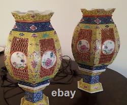 Une Paire D'anciennes Lampes De Mariage Porcelaine Chinoise Famille Verte Lanternes