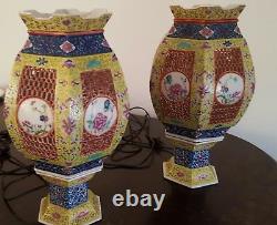 Une Paire D'anciennes Lampes De Mariage Porcelaine Chinoise Famille Verte Lanternes
