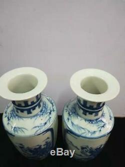 Une Paire De Chinois Bleu Et Blanc En Porcelaine Vases Paysage Pot Marques Kangxi