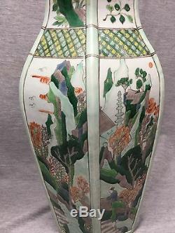 Une Paire De Grands Vases En Porcelaine Chinoise