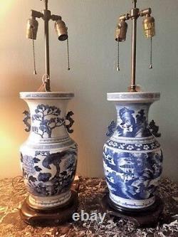 Une Paire De Lampes Antiques Chinoises Bleues Et Blanches De Vase Peintes À La Main