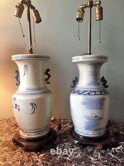 Une Paire De Lampes Antiques Chinoises Bleues Et Blanches De Vase Peintes À La Main
