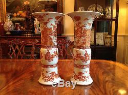 Une Paire Importante De Vases Gu En Porcelaine Rouge, Dynastie Qing Chinoise, Qianlong
