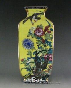 Une Paire Parfaite Porcelaine Chinoise Gilt Jaune Famille Quartet Rose Vases Mark