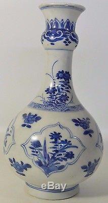 Une Période En Porcelaine De Chine Kangxi (1662-1722) Vase Guetton Bleu Et Blanc