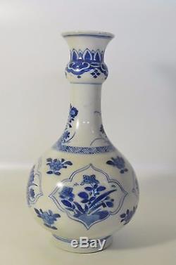 Une Période En Porcelaine De Chine Kangxi (1662-1722) Vase Guetton Bleu Et Blanc