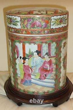 Unusual Vintage Chinese Famille Rose Lided Canister Jar Sur Une Base En Bois