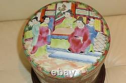 Unusual Vintage Chinese Famille Rose Lided Canister Jar Sur Une Base En Bois