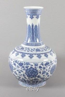 Vase Bouteille Antique En Porcelaine De Chine Et Bleu Et Blanc, Époque Qianlong