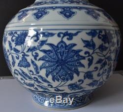 Vase Bouteille Antique En Porcelaine De Chine Et Bleu Et Blanc, Époque Qianlong