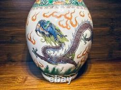 Vase De Porcelaine Antique Chinoise Familie Verte Avec Dragons Kangxi Mark 19e C