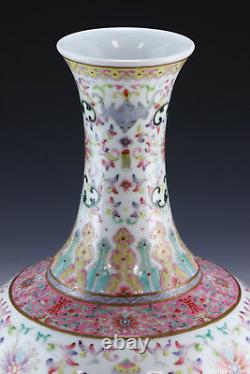Vase De Porcelaine D'une Ancienne Famille Chinoise