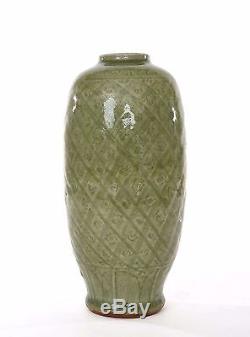 Vase En Porcelaine Incisée Longquan Celadon Glaze, Chine, 16e Siècle