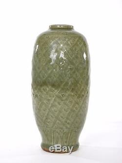 Vase En Porcelaine Incisée Longquan Celadon Glaze, Chine, 16e Siècle