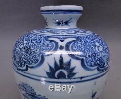 Vase Meiping Bleu Et Blanc De La Dynastie Ming Chinoise