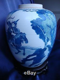 Vase Urne En Porcelaine Blanche Bleue En Porcelaine Blanche Eventuellement Datée De La Période Kangxi