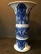 Vase Zun Bleu Et Blanc Chinois Antique, Période Kangxi, 17ème/18ème Siècle