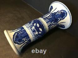 Vase Zun Bleu Et Blanc Chinois Antique, Période Kangxi, 17ème/18ème Siècle