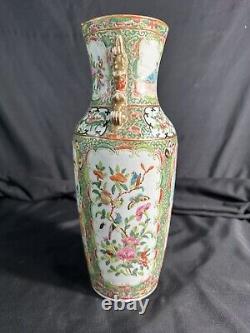 Vase chinois en porcelaine Famille Rose du 19ème siècle, avec des poignées de chiens Fu