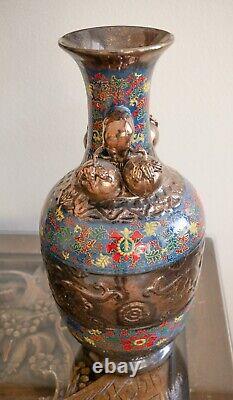 Vase en métal chinois vintage avec émaux colorés et pêches, 46 cm de hauteur, 20ème siècle