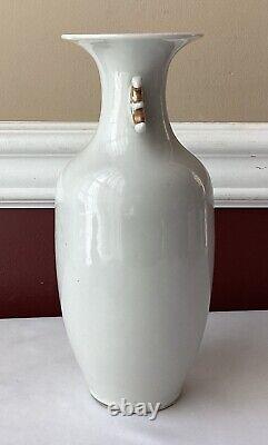 Vase en porcelaine chinoise de l'époque Qing antique, blanc avec des ornements dorés, 9 1/8