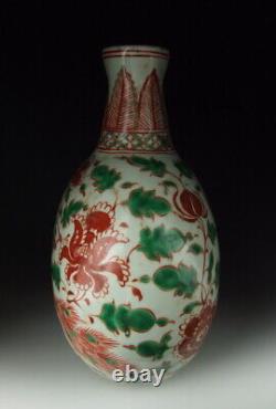 Vase lunaire plat en porcelaine chinoise ancienne à cinq couleurs avec paon.