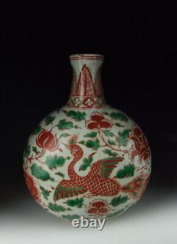 Vase lunaire plat en porcelaine chinoise ancienne à cinq couleurs avec paon.
