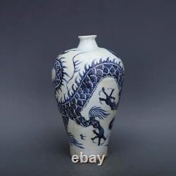 Vases de prunier en porcelaine bleu et blanc de la dynastie Yuan avec motif de dragon antique chinois