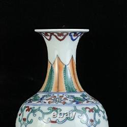 Vases en porcelaine chinoise Doucai faits à la main avec motifs exquis de fleurs et de plantes 75086